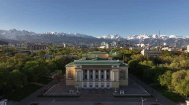 Almaty, Kazakistan, 04.17.2025. Bir Nisan sabahı Kazak kenti Almaty 'nin merkez kısmının bir kuadkopterinden bir görüntü