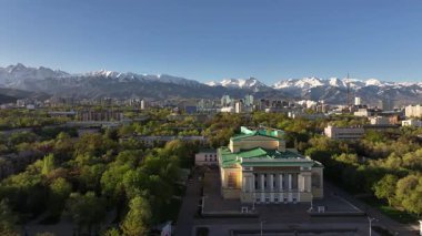 Almaty, Kazakistan, 04.17.2025. Bir Nisan sabahı Kazak kenti Almaty 'nin merkez kısmının bir kuadkopterinden bir görüntü