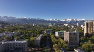 Almaty, Kazakistan, 04.17.2025. Bir Nisan sabahı Kazak kenti Almaty 'nin merkez kısmının bir kuadkopterinden bir görüntü