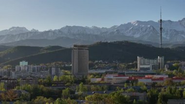 Almaty, Kazkhstan, 04.17.2025. Bir bahar sabahı Kazak şehri Almaty 'nin merkez kısmının bir kuadkopterinden görüntü
