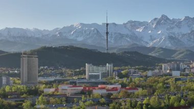 Almaty, Kazkhstan, 04.17.2025. Bir bahar sabahı Kazak şehri Almaty 'nin merkez kısmının bir kuadkopterinden görüntü