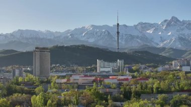 Almaty, Kazkhstan, 04.17.2025. Bir bahar sabahı Kazak şehri Almaty 'nin merkez kısmının bir kuadkopterinden görüntü