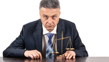 Orta yaşlı, takım elbiseli, altın pullu bir adam.