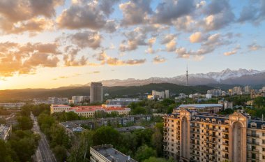  Bir bahar sabahı Kazak şehri Almaty 'deki bir kuadkopterden panoramik manzara