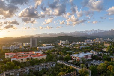  Bir bahar sabahı Kazak şehri Almaty 'deki bir kuadkopterden panoramik manzara