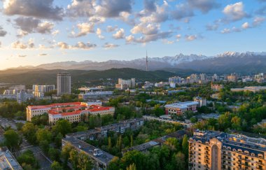  Bir bahar sabahı Kazak şehri Almaty 'deki bir kuadkopterden panoramik manzara