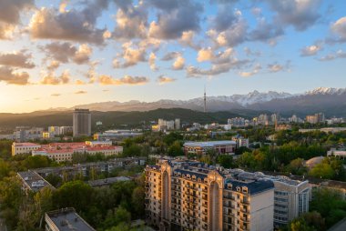  Bir bahar sabahı Kazak şehri Almaty 'deki bir kuadkopterden panoramik manzara