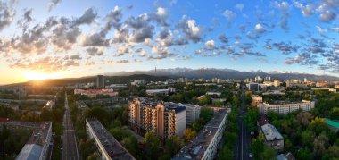  Bir bahar sabahı Kazak şehri Almaty 'deki bir kuadkopterden panoramik manzara