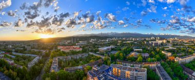  Bir bahar sabahı Kazak şehri Almaty 'deki bir kuadkopterden panoramik manzara