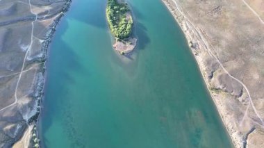 Bir Mayıs akşamı Kazakistan 'ın en büyük nehirlerinden biri olan Almaty Bölgesi' ndeki Ili 'nin bir kuadkopterinden görüntülenir.