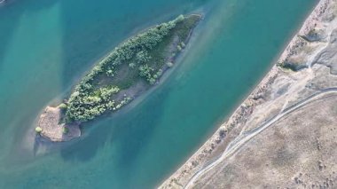 Bir Mayıs akşamı Kazakistan 'ın en büyük nehirlerinden biri olan Almaty Bölgesi' ndeki Ili 'nin bir kuadkopterinden görüntülenir.