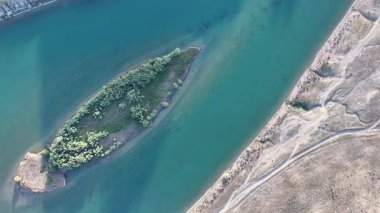 Bir Mayıs akşamı Kazakistan 'ın en büyük nehirlerinden biri olan Almaty Bölgesi' ndeki Ili 'nin bir kuadkopterinden görüntülenir.