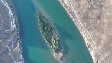 Bir Mayıs akşamı Kazakistan 'ın en büyük nehirlerinden biri olan Almaty Bölgesi' ndeki Ili 'nin bir kuadkopterinden görüntülenir.