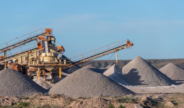 Taş ocağına sanayi ekipmanları ve çakıl döküntüleri.