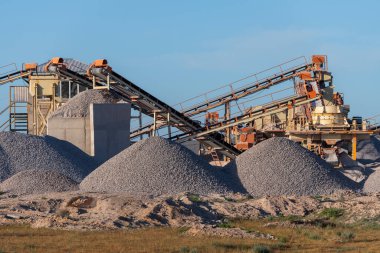 Taş ocağına sanayi ekipmanları ve çakıl döküntüleri.