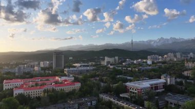 Bir bahar sabahı Kazak şehri Almaty 'deki bir kuadkopterden panoramik manzara