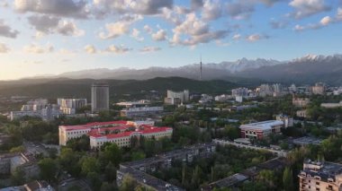 Bir bahar sabahı Kazak şehri Almaty 'deki bir kuadkopterden panoramik manzara