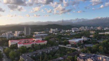 Bir bahar sabahı Kazak şehri Almaty 'deki bir kuadkopterden panoramik manzara