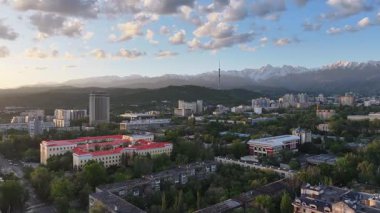 Bir bahar sabahı Kazak şehri Almaty 'deki bir kuadkopterden panoramik manzara