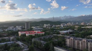 Bir bahar sabahı Kazak şehri Almaty 'deki bir kuadkopterden panoramik manzara