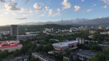 Bir bahar sabahı Kazak şehri Almaty 'deki bir kuadkopterden panoramik manzara