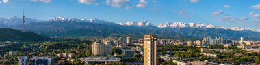  Bir bahar sabahı Kazak şehri Almaty 'deki bir kuadkopterden panoramik manzara