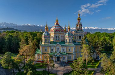 1907 'de Kazak şehri Almaty' de inşa edilen Ortodoks ahşap yükselme katedralinin dörde bölünmüş görüntüsü.