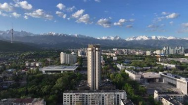 Almaty, Kazakistan, 05.03.2025. Bir bahar sabahı Kazak şehri Almaty 'nin merkez kısmının bir kuadkopterinden görüntü