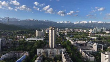 Almaty, Kazakistan, 05.03.2025. Bir bahar sabahı Kazak şehri Almaty 'nin merkez kısmının bir kuadkopterinden görüntü