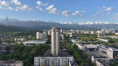 Almaty, Kazakistan, 05.03.2025. Bir bahar sabahı Kazak şehri Almaty 'nin merkez kısmının bir kuadkopterinden görüntü