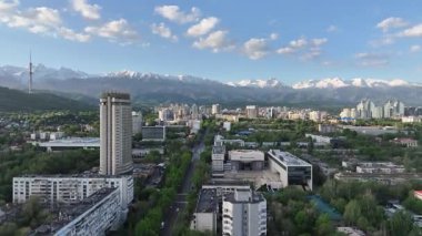 Almaty, Kazakistan, 05.03.2025. Bir bahar sabahı Kazak şehri Almaty 'nin merkez kısmının bir kuadkopterinden görüntü