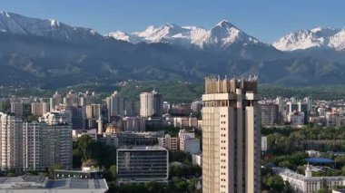 Almaty, Kazakistan, 05.03.2025. Bir bahar sabahı Kazak şehri Almaty 'nin merkez kısmının bir kuadkopterinden görüntü
