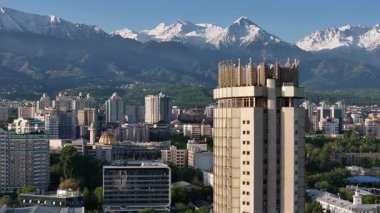 Almaty, Kazakistan, 05.03.2025. Bir bahar sabahı Kazak şehri Almaty 'nin merkez kısmının bir kuadkopterinden görüntü