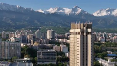 Almaty, Kazakistan, 05.03.2025. Bir bahar sabahı Kazak şehri Almaty 'nin merkez kısmının bir kuadkopterinden görüntü