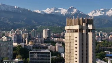 Almaty, Kazakistan, 05.03.2025. Bir bahar sabahı Kazak şehri Almaty 'nin merkez kısmının bir kuadkopterinden görüntü