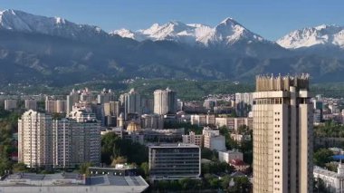 Almaty, Kazakistan, 05.03.2025. Bir bahar sabahı Kazak şehri Almaty 'nin merkez kısmının bir kuadkopterinden görüntü