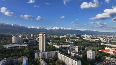 Almaty, Kazakistan, 05.03.2025. Bir bahar sabahı Kazak şehri Almaty 'nin merkez kısmının bir kuadkopterinden görüntü