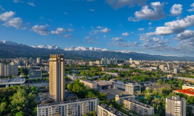 Bir bahar sabahı Kazak şehri Almaty 'nin merkez kısmının bir kuadkopterinden görüntü