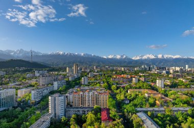 Bir bahar sabahı Kazak şehri Almaty 'nin merkez kısmının bir kuadkopterinden görüntü