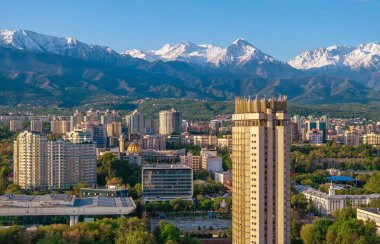 Bir bahar sabahı Kazak şehri Almaty 'nin merkez kısmının bir kuadkopterinden görüntü