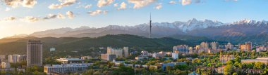 Bir bahar sabahı Kazak şehri Almaty 'nin merkez kısmının bir kuadkopterinden görüntü