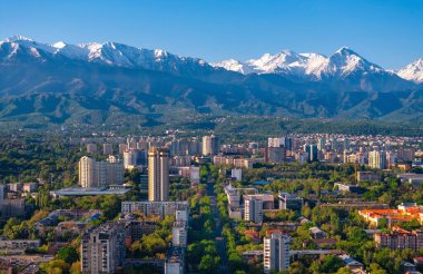 Bir bahar sabahı Kazak şehri Almaty 'nin merkez kısmının bir kuadkopterinden görüntü