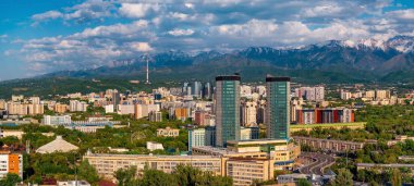 Almaty, Kazakistan, 05.05.2025. Bir bahar günü Kazak şehri Almaty 'nin merkez kısmının bir kuadkopterinden görüntü