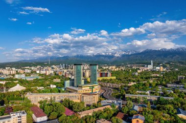  Bir bahar günü Kazak şehri Almaty 'nin merkez kısmının bir kuadkopterinden görüntü