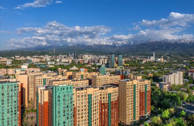  Bir bahar günü Kazak şehri Almaty 'nin merkez kısmının bir kuadkopterinden görüntü