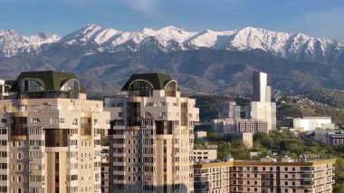 Almaty, Kazakistan, 04.20.2025. Bir bahar akşamı Kazak şehri Almaty 'nin merkezindeki yüksek katlı binalara ait bir kuadkopter görüntüsü.