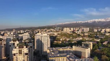 Almaty, Kazakistan, 04.20.2025. Bir bahar akşamı Kazak şehri Almaty 'nin merkezindeki yüksek katlı binalara ait bir kuadkopter görüntüsü.