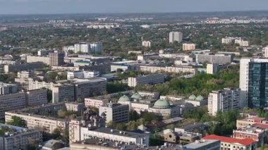 Almaty, Kazakistan, 05.22.2025. İlkbahar akşamı Kazak şehri Almaty 'deki yerleşim alanları, kamu ve idari binalar üzerindeki dörtgen görüntüler