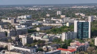 Almaty, Kazakistan, 05.22.2025. İlkbahar akşamı Kazak şehri Almaty 'deki yerleşim alanları, kamu ve idari binalar üzerindeki dörtgen görüntüler