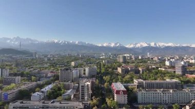 Almaty, Kazakistan, 04.13.2025. İlkbahar sabahı Kazak şehri Almaty 'nin merkezindeki bir kuadkopterden görüntü